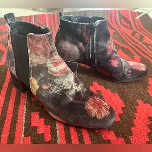 Velvet floral Sesto Meucci booties